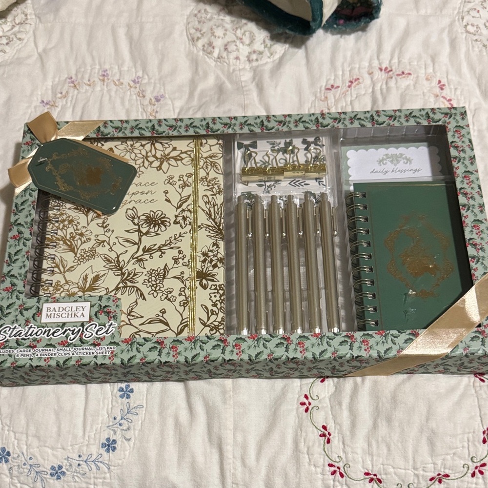 NIB great Badgley Mischka Gold and Green Stationery Collection Set